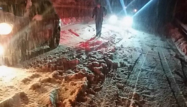 Наложило се полиция да ги изведе, за да се почисти пътя Наложило се полиция да ги изведе, за да се почисти пътя