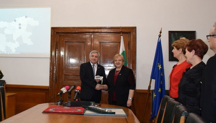 Проф. Велизара Пенчева предаде символичния ключ на университета и регалиите, олицетворение на властта