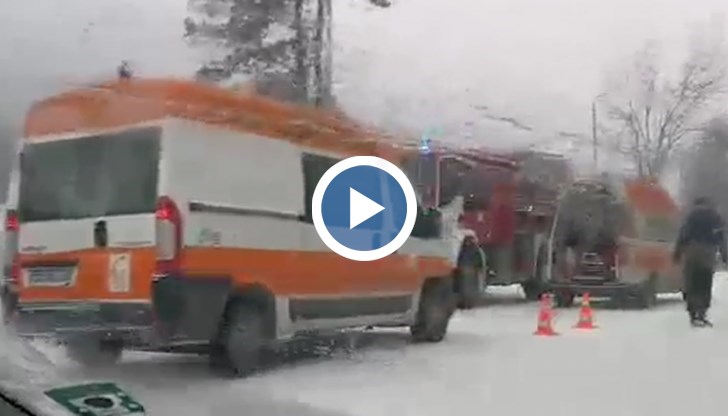 На място има екипи на полиция, Бърза помощ и пожарна