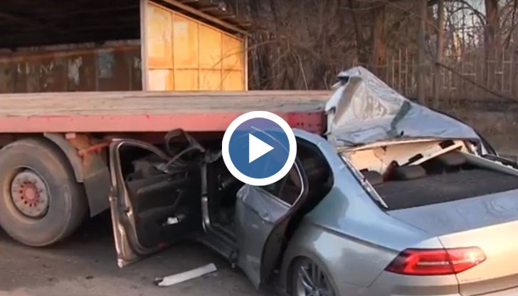 Шофьор на лек автомобил е приет в болницата, след като колата му се вряза под ремарке на товарен автомобил в Русе