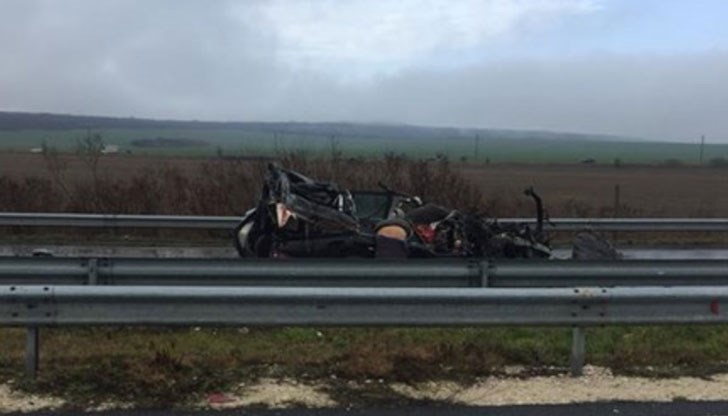 Тримата пътници в леката кола са починали на място Тримата пътници в леката кола са починали на място