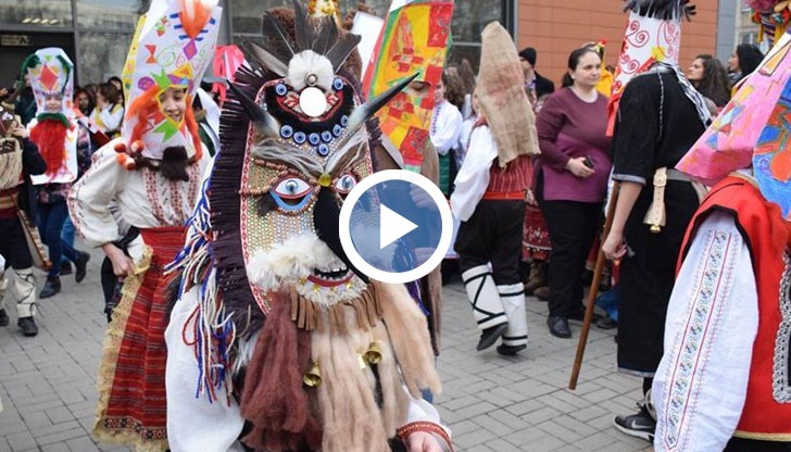 Деца и родители, облечени като кукери, гониха зли духове в града ни