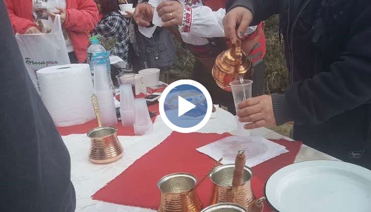 Празникът нямаше да е същият и без местния специалитет, приготвен с 450 литра зелева чорба