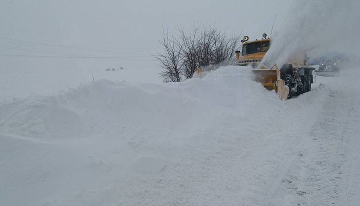 15 машини и роторен снегорин почистваха участъка от обилния снеговалеж и снегонавяванията