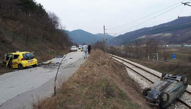 Кола падна на релсите след удар с такси