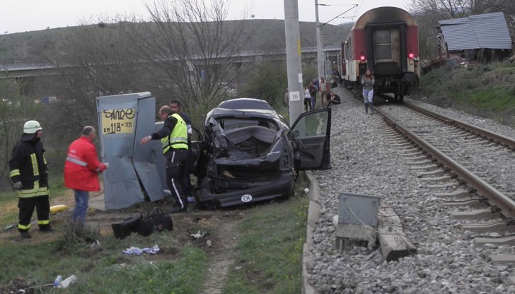 Лек автомобил падна на релсите, има загинал / Снимката е илюстративна Лек автомобил падна на релсите, има загинал / Снимката е илюстративна