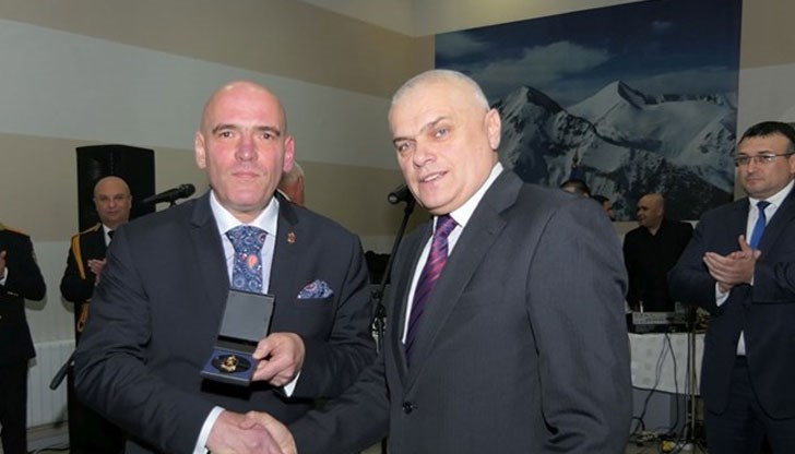 Призът му бе връчен от вътрешния министър Валентин Радев Призът му бе връчен от вътрешния министър Валентин Радев