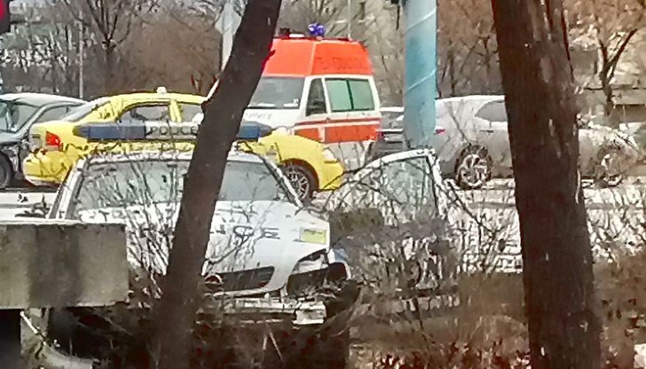 Шофьорка с Рено се натресе в полицейски автомобил с включени сирени