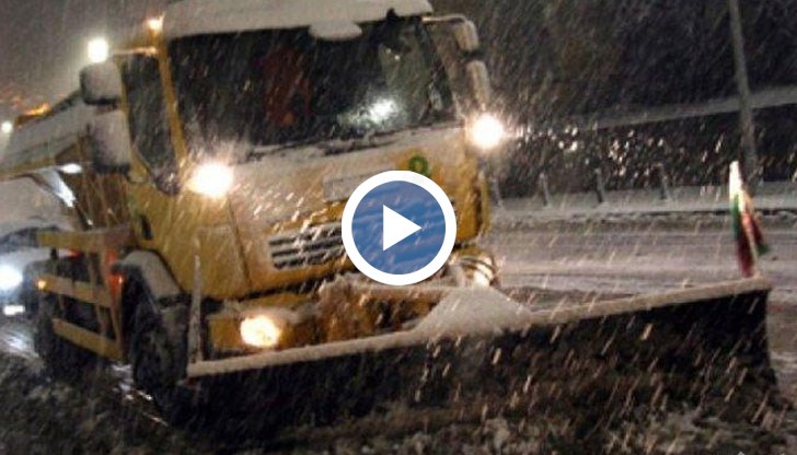 Шофьор на снегорин работи с песен на уста