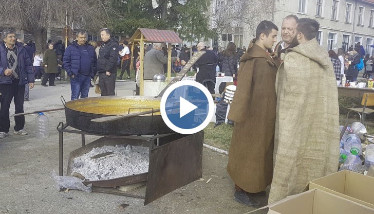 Тази година традиционната Бабовска зелева чорба беше приготвена в юнашки тиган от Копривщица