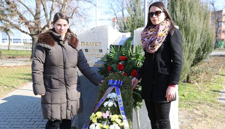 Бяха положени цветя пред паметника на жертвите на комунизма