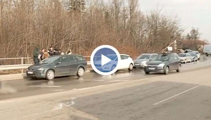 Повече от 10 автомобила се удариха край вилна зона „Малинова долина”