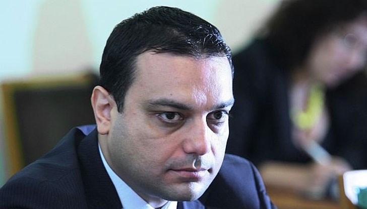 При трагичен инцидент с моторна шейна днес загина малкият син на министъра на транспорта и информационните технологии Ивайло Московски, се казва в официално съобщение от транспортното министерство При трагичен инцидент с моторна шейна днес загина малкият син на министъра на транспорта и информационните технологии Ивайло Московски, се казва в официално съобщение от транспортното министерство