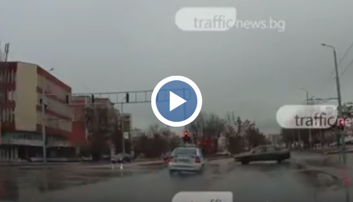 Видеорегистратор запечата момента, в който Рено се удря в полицейската кола и я запраща в дърво