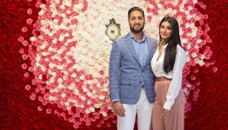 Двамата влюбени създават компания, която се занимава с доставката на рози в кутии