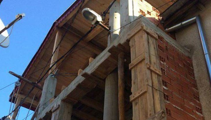 Изумително „инженерно“ решение вгради уличен осветителен стълб в новострояща се къща в Пловдив
