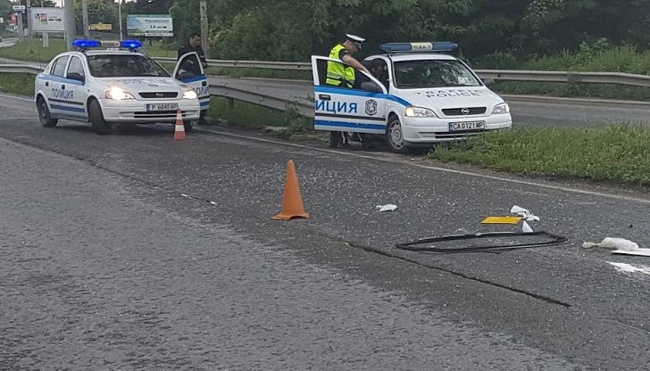 Откъсната гума от микробус удря челно насрещно движещ се автомобил