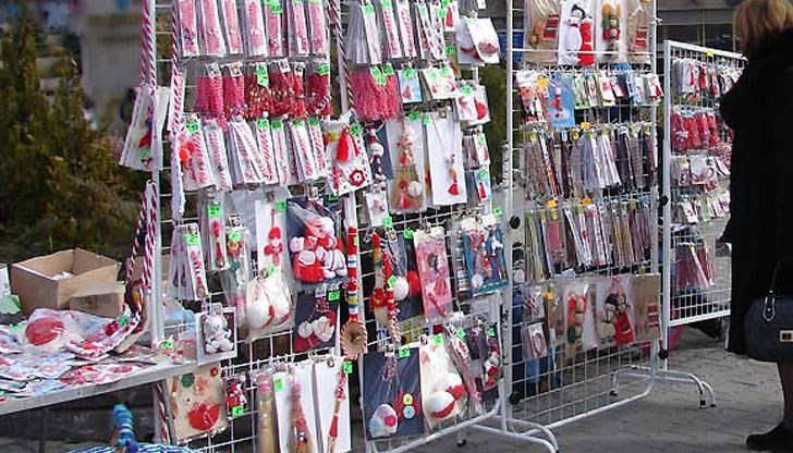 Съжаляваме хората, които продават мартеници по тротоарите, а те изкарват няколко хиляди лева за ден-два Съжаляваме хората, които продават мартеници по тротоарите, а те изкарват няколко хиляди лева за ден-два