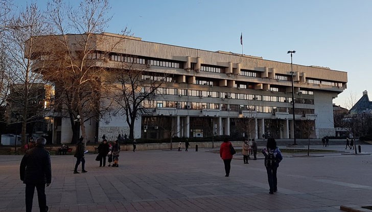 Според закона общински съветници трябва да напуснат или да се откажат с договорите си с Общината