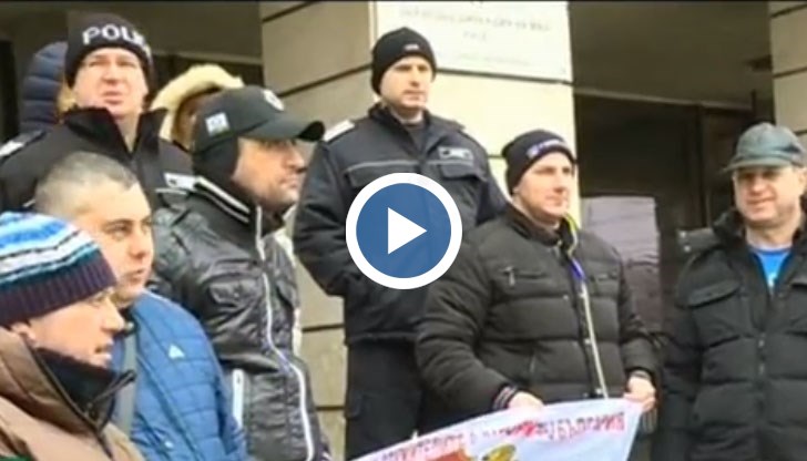 Те настояват за по-добри условия на труд и увеличение на заплатите