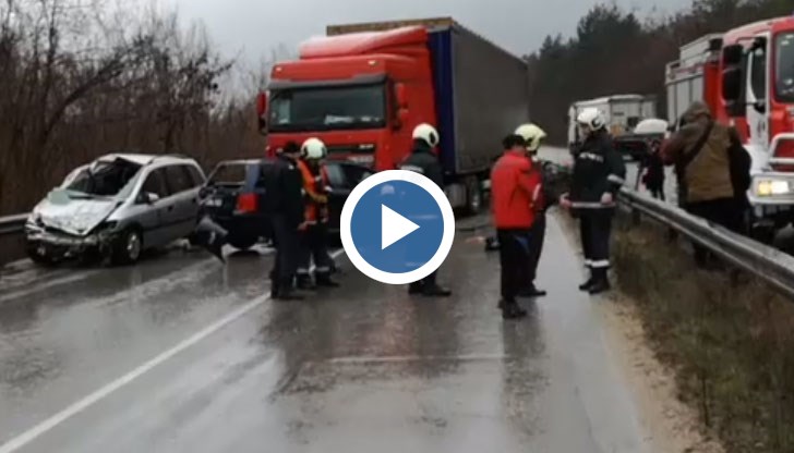 Трима души пострадаха при тежка катастрофа на пътя Русе - Велико Търново