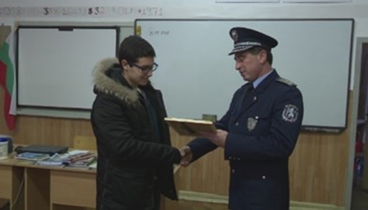 Иван получи благодарствена грамота от ямболската полиция за проявената гражданска доблест