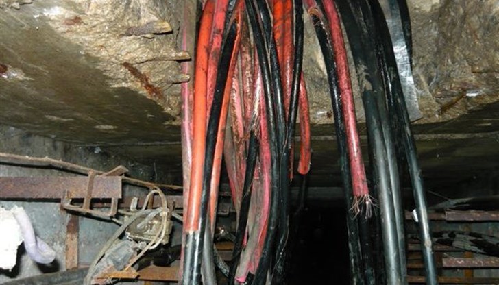 Апашите са срязали проводниците в подземни шахти