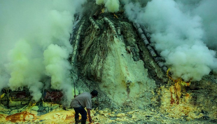 Да се работи на това място е трудно дори с противогаз