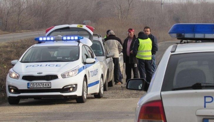 Турски ТИР помете автомобил край разклона за Две могили
