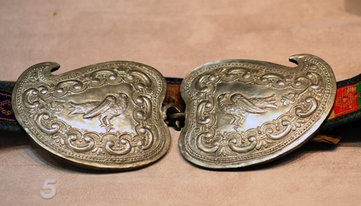 Експозицията представя повече от 70 накита от фонда на музея с различни големини, форми и мотиви