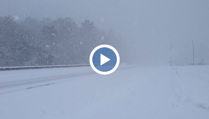 Снеговалежът не е обилен, но движението е опасно, защото от навяванията пътят не се вижда