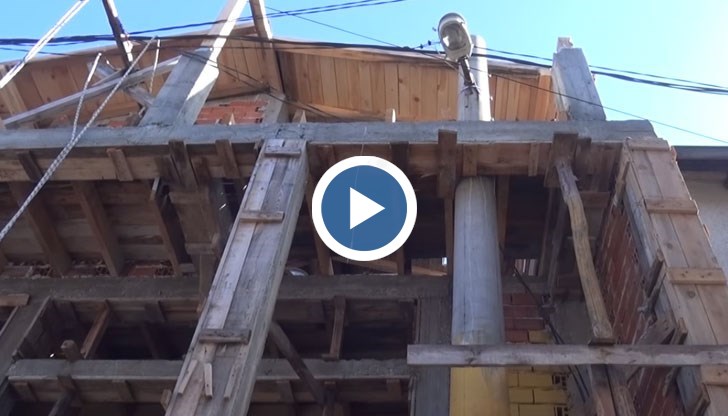 Къртейки тухлите, те плачеха, защото по думите им, последните им пари са вложени в сградата