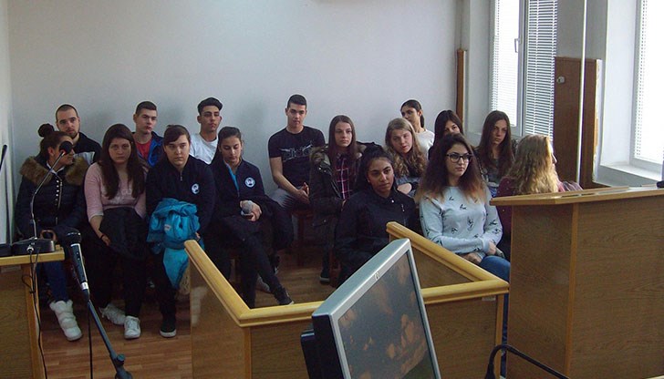 Ученици гостуваха в сградата на Съдебната палата и се срещнаха със съдия Пламен Дочев