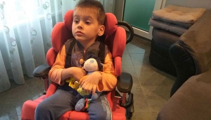 Историята на малкия боец Кристиан, който вече 6 години се бори с детската церебрална парализа