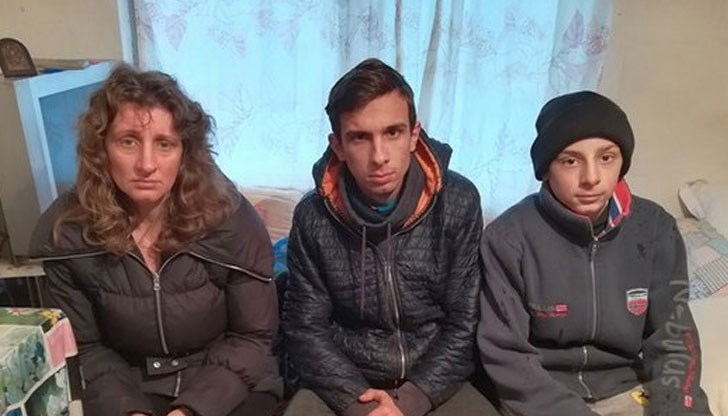 Вдовица и децата й оцеляха при пожар в къщата им, единствено иконата остава непокътната