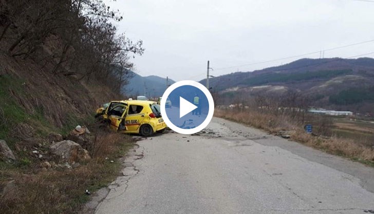 Таксито навлиза в насрещното и запраща "Рено" на релсите в близост