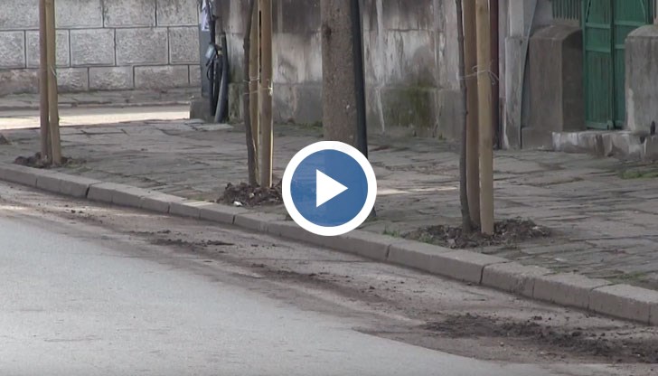 По улица "Рила" минал камион с четки, който само разкалял и оставил мръсна диря след себе си