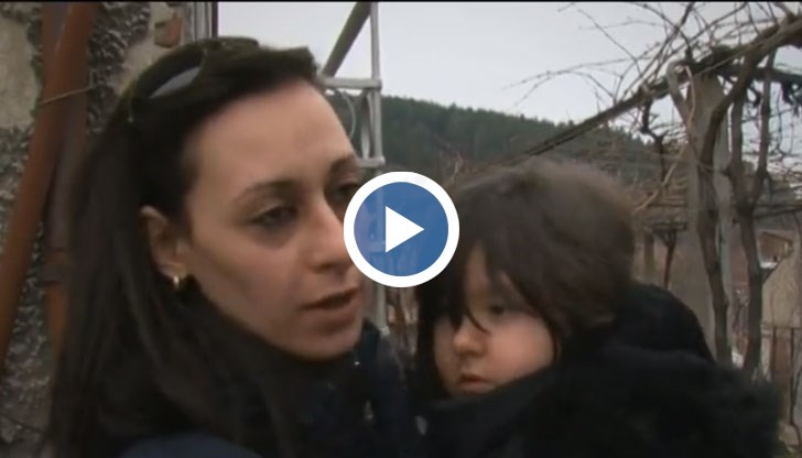 Бабата на детето, която се е опитала да го предпази, също е ранена