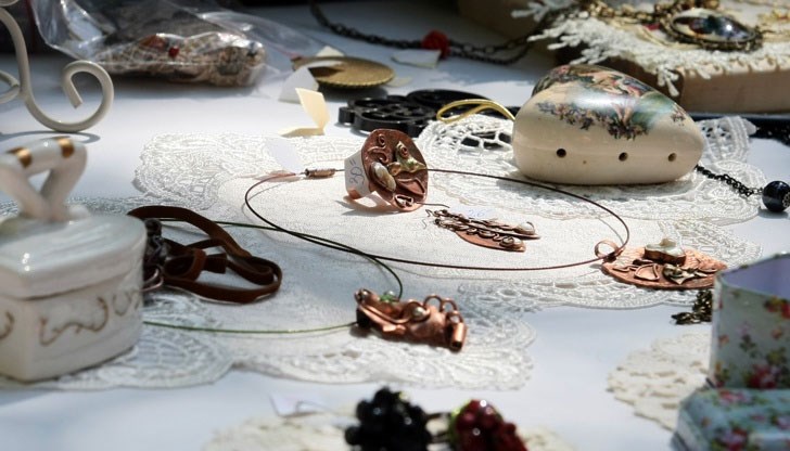 Ръчно изработени дрехи, бижута, бельо, сладки изкушения, плодови вина, тахани и други изкушения ви очакват в най-женския месец