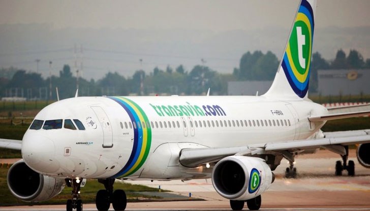 Аварийно кацане след бой между пасажери заради пътник, който отказал да спре да пърди