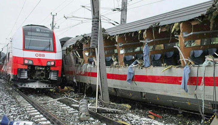 Една жена е загинала, а 22 души са ранени, сред които и три деца