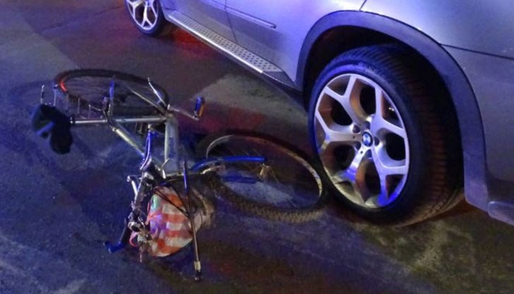 Мъжът пада от колелото и удря главата си в асфалта