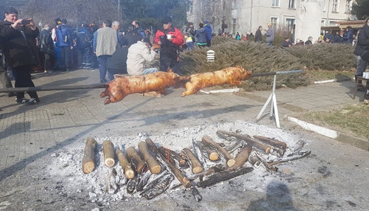 Гостите на празника се насладиха на вкусна зелева чорба, забъркана в огромен юнашки тиган и греяна ракийка