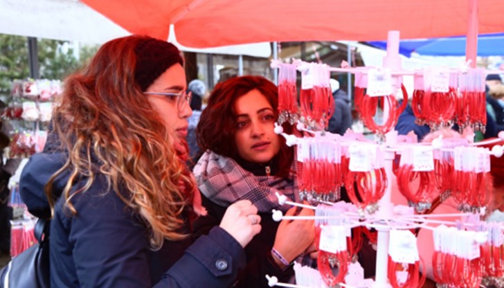 Фигурки на чисто голи силиконови плеймейтки, надули гигантски гърди и устни