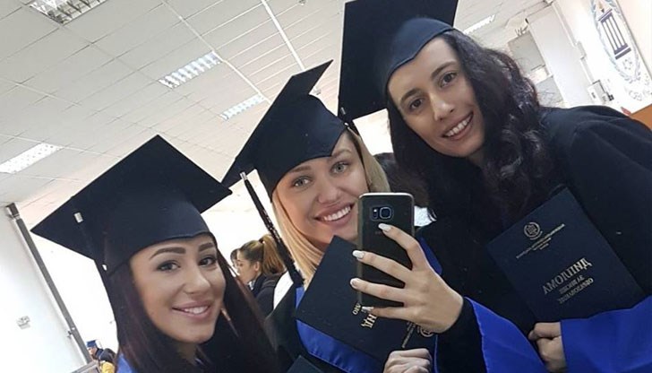 Грациите се похвалиха в социалните мрежи със завършването на висшето си образование в Национална спортна академия "Васил Левски"