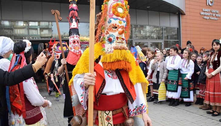 Деца и родители се включиха в атрактивното шествие под звуците на автентични чанове