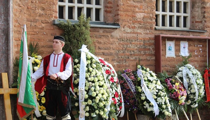 В края на църковната служба прозвуча гласа на самия Шарлопов, който заявява, че е много важно след теб да останат хора и неща, които да показват какъв си бил и какво си направил