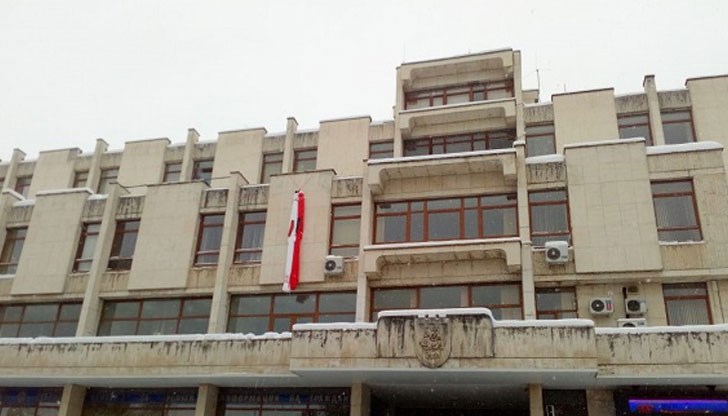 Символът, който е монтиран днес е изработен от 15 доброволци Символът, който е монтиран днес е изработен от 15 доброволци