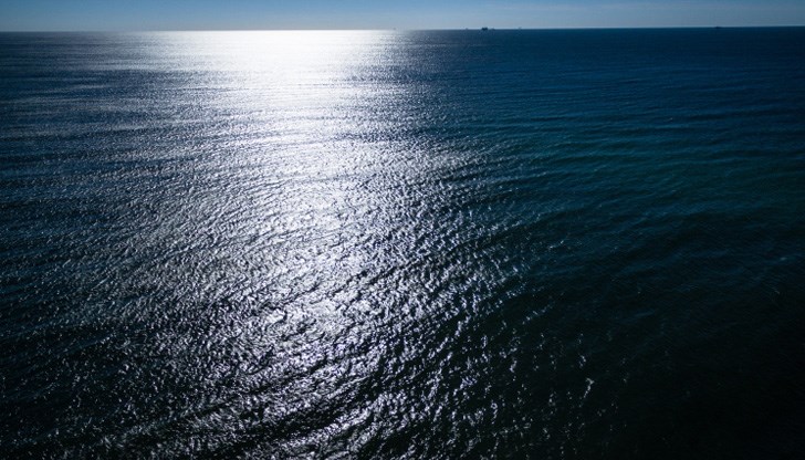 Водата в "езерото в морето" е около пет пъти по-солена от околната Водата в "езерото в морето" е около пет пъти по-солена от околната