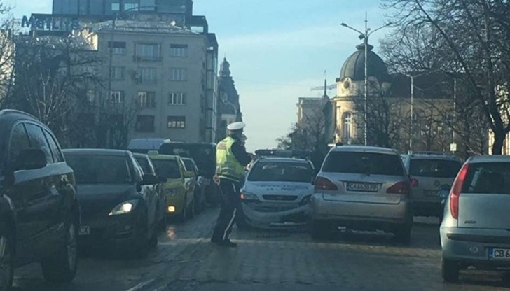 При сблъсъка е пострадала бронята на полицейската кола